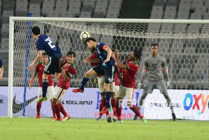 Kemelut didalam titik pinalti Indonesia dalam laga persahabatan Timnas Indonesia U19 melawan Japan U19 di Stadion Utama Gelora Bung karno. Jakarta, Ahad (25/3).