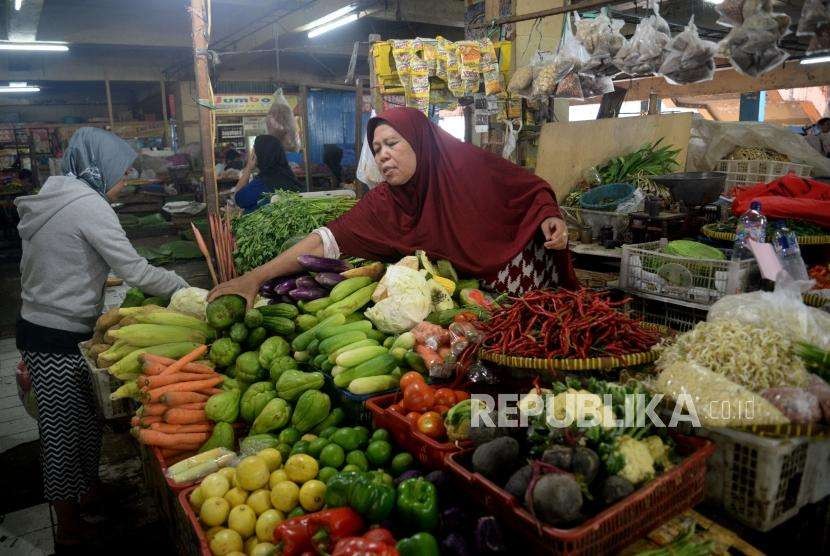 Pedagang bahan makanan melayani pembeli di Pasar Minggu, Jakarta, Senin (3/9).