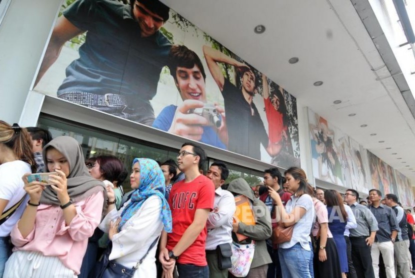 Sejumlah pengunjung antre untuk berbelanja di Lotus Department Store di Jalan MH Thamrin, Jakarta Pusat, Kamis (26/10).