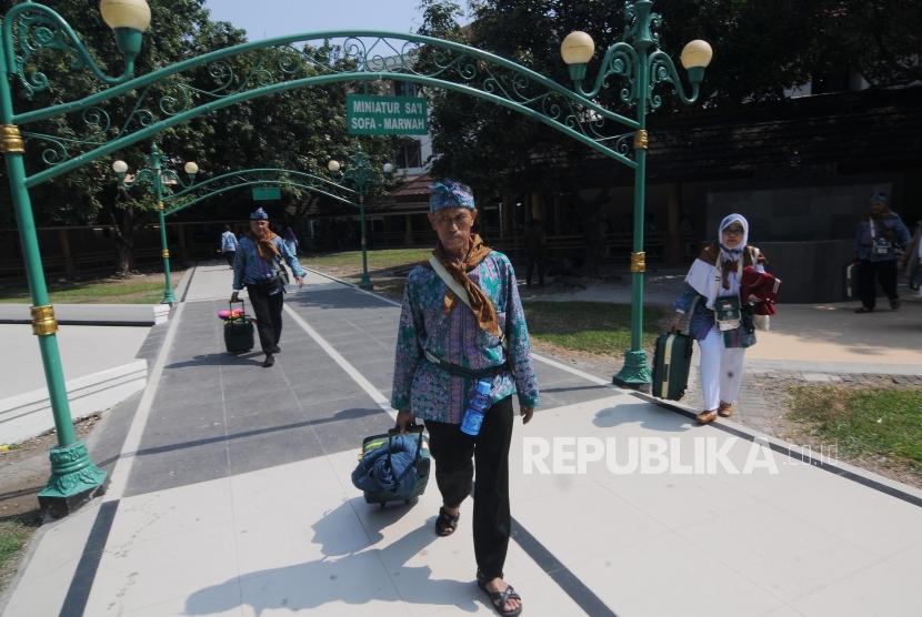Kebaerangkatan Calon Haji Jawa Barat. Sejumlah jamaah bersiap memasuki ruang keberangkatan di Asrama Haji Embarkasi di Bekasi, Jawa Barat, Senin (8/7).