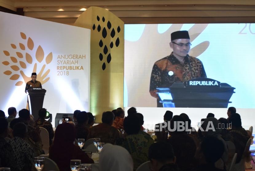 Pemimpin Redaksi Republika Irfan Junaedi memberikan sambutan pada acara Anugerah Syariah Republika di Jakarta, Kamis (8/11) malam.