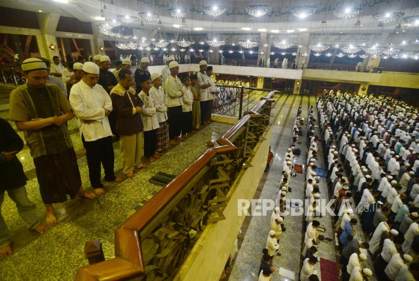Sejumlah umat islam saat melaksanakan shalat Maghrib saat acara Dzikir Nasional di Masjid Agung At Tin, jakarta, Senin (31/12).