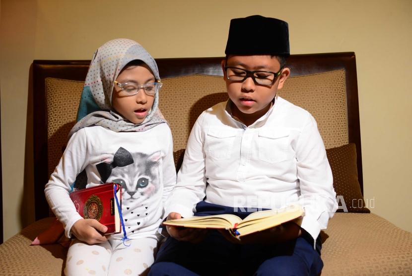 Adik dan kakak (ilustrasi). Kebiasaan kakak yang sering diminta mengalah ternyata bisa berdampak negatif pada perkembangan emosional dan psikologis si kakak.