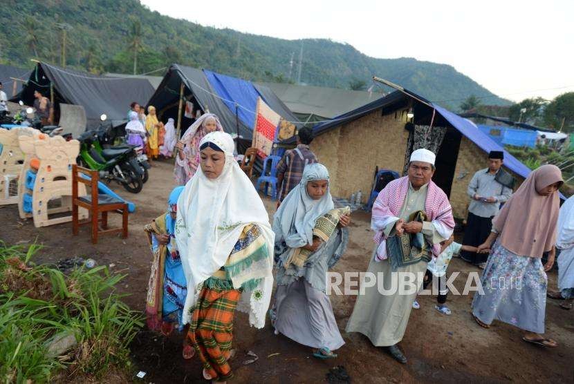 Sejumlah warga bersiap untuk melaksanakan ibadah shalat ied di Posko Pengungsian, Desa Kekait, Desa Gunungsari, Lombok Barat, Nusa Tenggara Barat, Rabu (22/8).