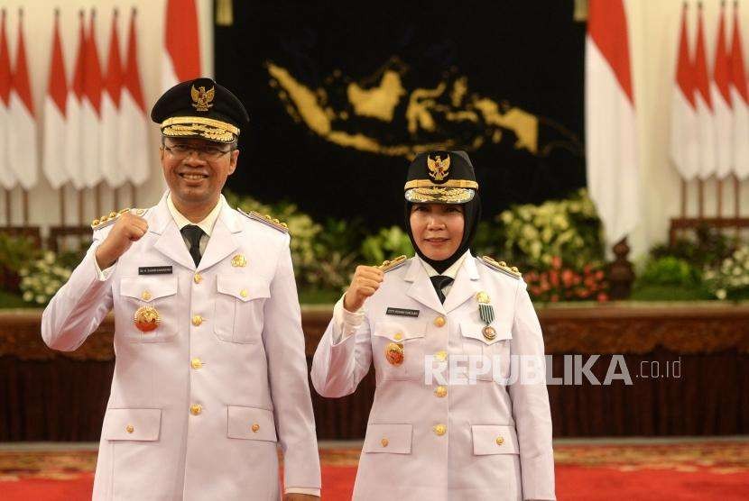 Pelantikan Gubernur NTB. Pasangan Gubernur terpilih NTB Zulkieflimansyah (kiri) dan Sitti Rohmi Djalilah berfoto usai pelantikan di Istana  Negara, Jakarta, Rabu (19/9).