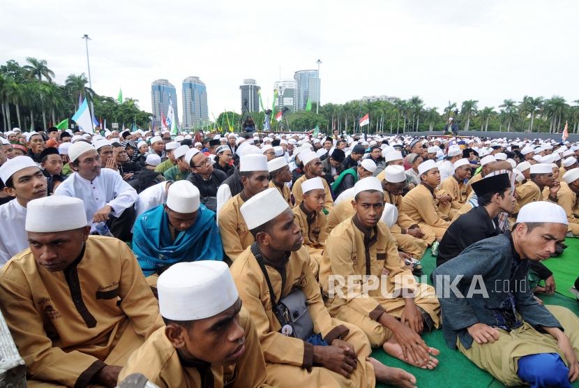 Sejumlah umat Muslim menghadiri peringatan Maulid Nabi Muhammad SAW 1439 Hijriah di Lapangan Medan Merdeka Selatan Monumen Nasional (Monas), Jakarta, Jumat (1/12).