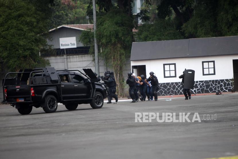 Petugas kepolisian mengamankan pelaku teroris saat simulasi penanganan aksi terorisme di JIExpo Kemayoran, Jakarta, Rabu (25/7).