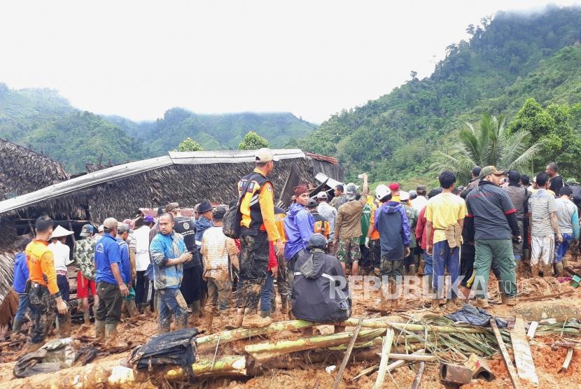 Proses evakuasi korban longsor di Kampung Cimapag, Desa Sirnaresmi Kecamatan Cisolok, Kabupaten Sukabumi Selasa (1/1).