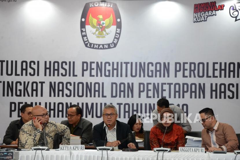 Ketua KPU Arief Budiman (tengah) saat memimpin Rapat Pleno Rekapitulasi Hasil Penghitungan dan Perolehan Suara Tingkat Nasional Dalam Negeri dan Penetapan Hasil Pemilu 2019 di Kantor KPU, Jakarta, Ahad (19/5).