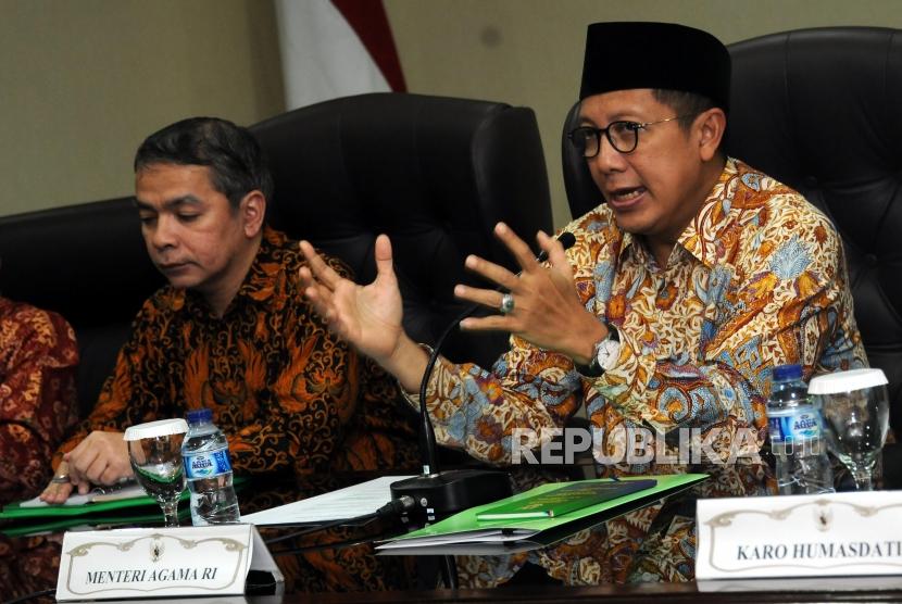 Direktur Pemberdayaan Zakat dan Wakaf Direktorat Jenderal Bimbingan Masyarakat Islam Kementerian Agama Fuad Nasar bersama Menteri Agama Lukman Hakim Saifuddin (dari kiri) memaparkan penjelasan saat konferensi pers di Kantor Kementerian Agama, Jakarta, Rabu (7/2).