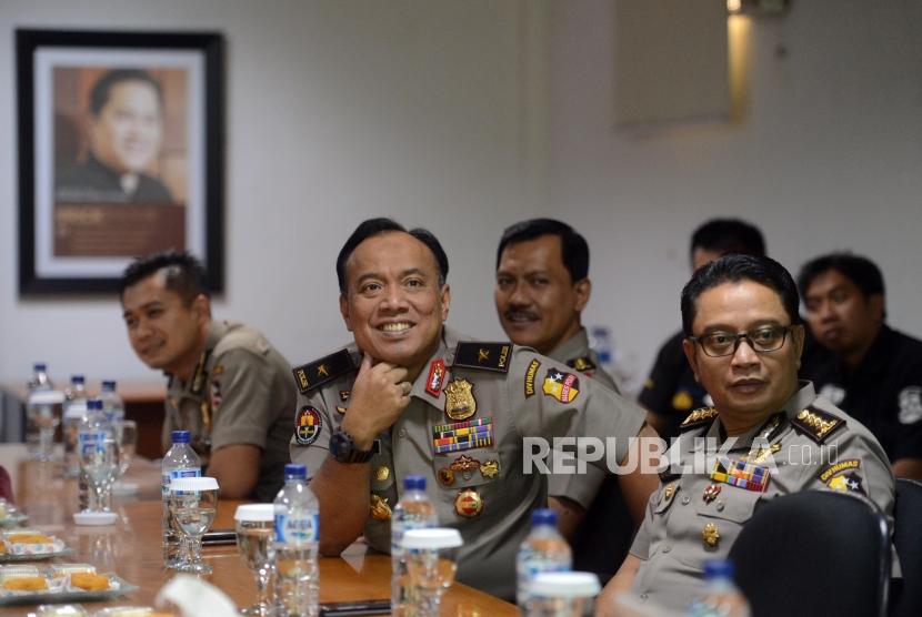 Humas Polri. Karo Penmas Divisi Humas Polri Brigjen Pol Dedi Prasetyo (tengah) menyimak paparan saat berkunjung ke Kantor Republika, Jakarta, Selasa (5/3).