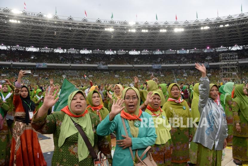 Sejumlah peserta dari Muslimat NU mengikuti Harlah Ke-73 Muslimat NU di Stadion Utama Gelora Bung Karno, Senayan, Jakarta, Ahad (27/1).
