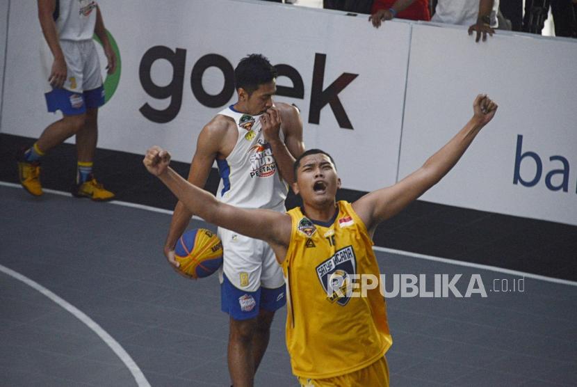 Pebasket SWS A Bryan Adha Elang Praditya (kanan) melakukan selebrasi usai menang melawan tim SM Pertamina saat pertandingan IBL Go-Jek 3x3 Basketball di Cilandak Town Square, Jakarta, Sabtu (3/8).