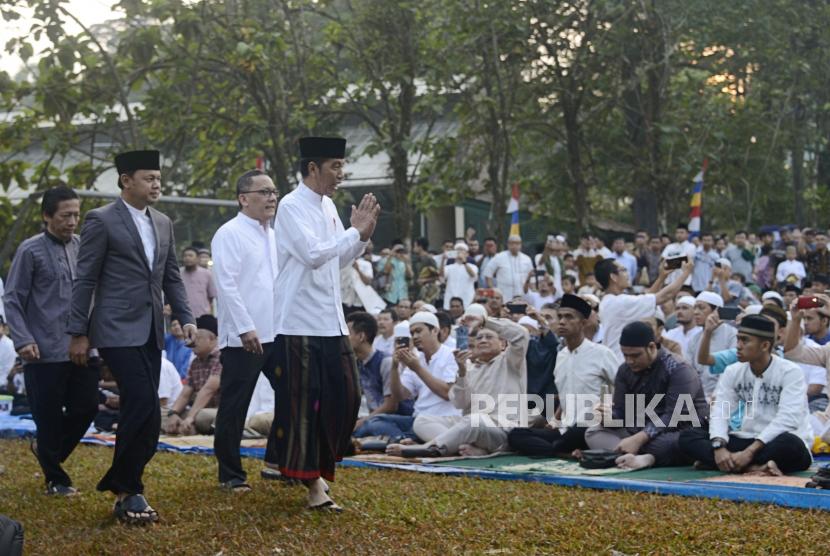 Presiden Joko Widodo menyapa warga saat akan melaksanakan Shalat Idul Adha di Kebun Raya Bogor, Jawa Barat, Ahad (11/8).