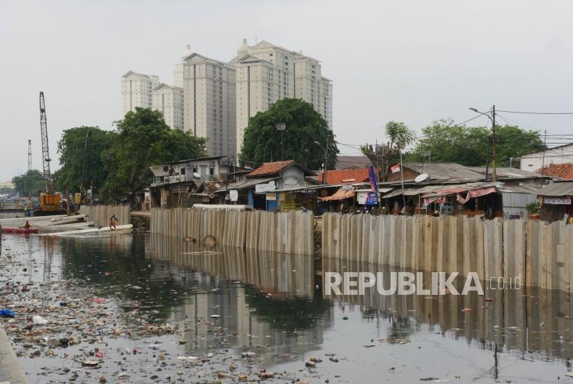 Petugas PPSU mengangkat sampah-sampah yang terapung di sepanjang Kali Item Sunter Kamayoran Jakarta, yang sedang dipasangkan turap, Kamis (26/11).
