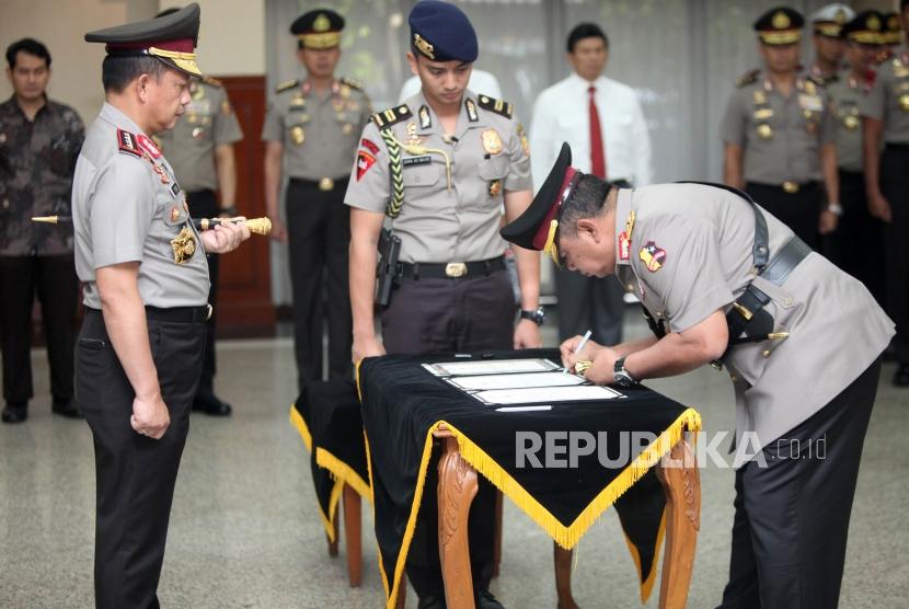 Kapolda Kalimantan Utara Bridjen Pol Indrajit (kanan) menandatangi surat serah terima jababatan disaksikan Kapolri Jenderal Pol Tito Karnavian (kiri) di Mabes Polri, Jakarta, Kamis (15/3).