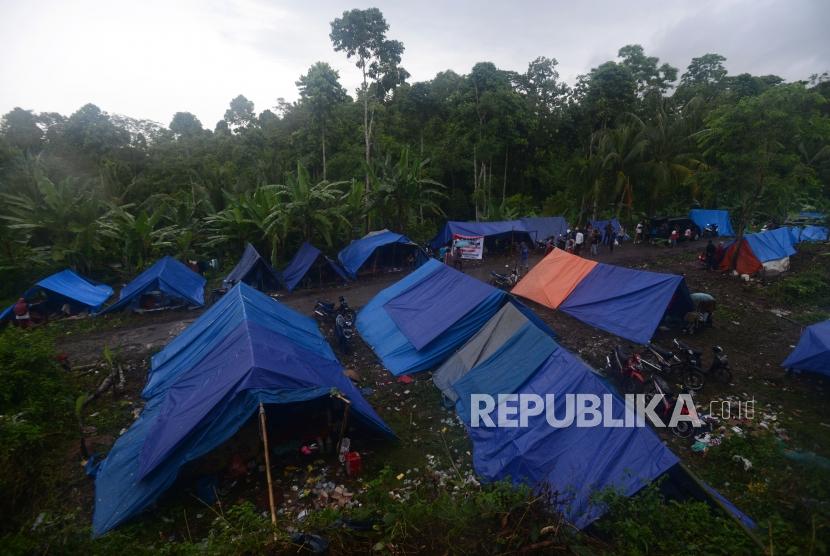 Sejumlah tenda pengungsian berdiri di kaki Gunung Rajabasa, Lampung Selatan, Kamis (27/12).