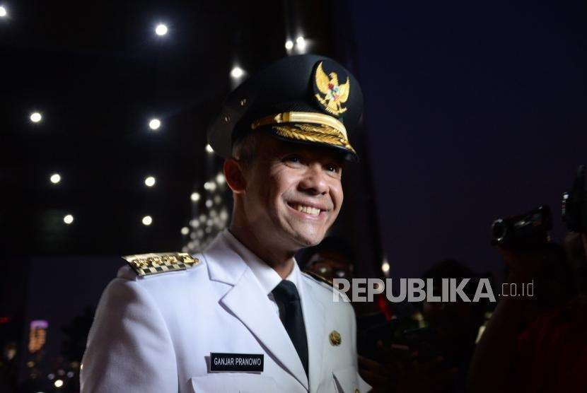 Gubernur Jawa Tengah Ganjar Pranowo berjalan usai menyambangi  Komisi Pemberantasan Korupsi (KPK), Jakarta, Rabu (9/5).