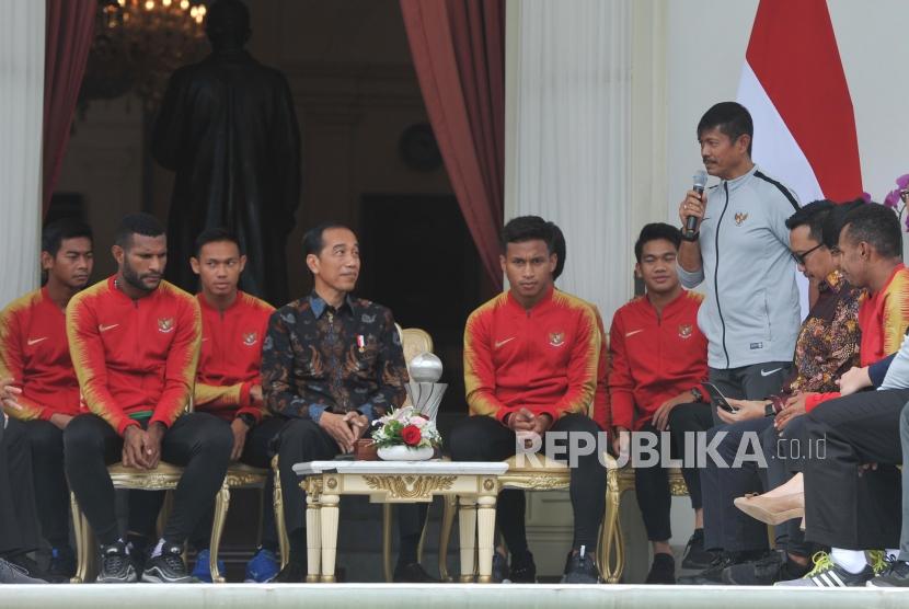 Presiden Bertemu Timnas U22. Pelatih Timnas U22 Indra Sjafrie memberikan sambutannya saat bertemu dengan presiden Joko Widodo bersama para pemain dan official Timnas U22 di Istana Negara, Kamis (28/2).