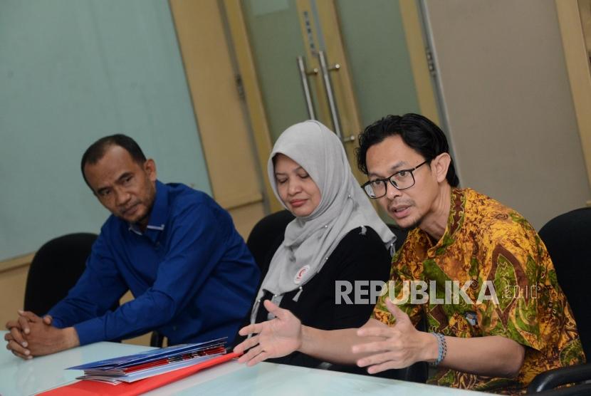 Ketua Presidium Medical Emergency Rescue Committee (MER-C) Sarbini Abdul Murad bersama Head Of Fundraising Division Luly Larissa dan Presidium MER-C Arief Rachman (dari kiri) memaparkan pendapat saat berkunjung ke kantor Republika, Jakarta, Kamis (9/5).