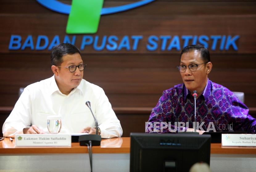 Menteri Agama Lukman Hakim Saifuddin (kiri) bersama Kepala Badan Pusat Statistik Suharitanto (kanan) memberikan paparannya saat rilis Indeks Kepuasan Jamaah Haji.