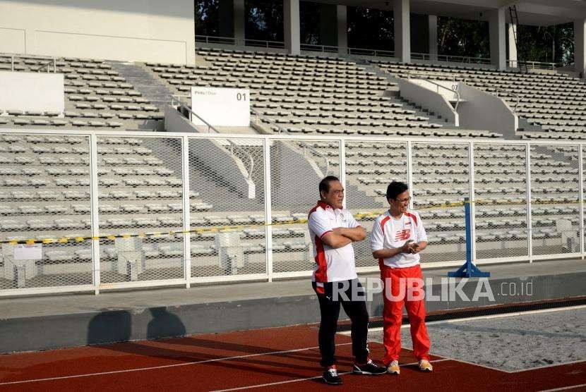 Sekjen PASI Tigor Tanjung (kanan) saat meninjau latihan cabor atletik di Stadion Madya, Komplek GBK, Jakarta.