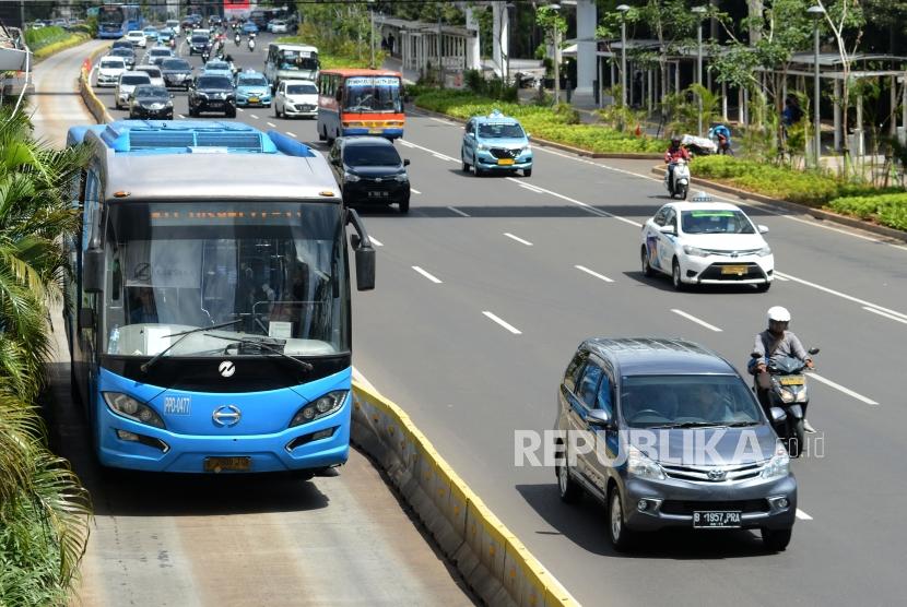 Bus Transjakarta saat akan mengangkut penumpang di Halte Dukuh Atas. (ilustrasi)