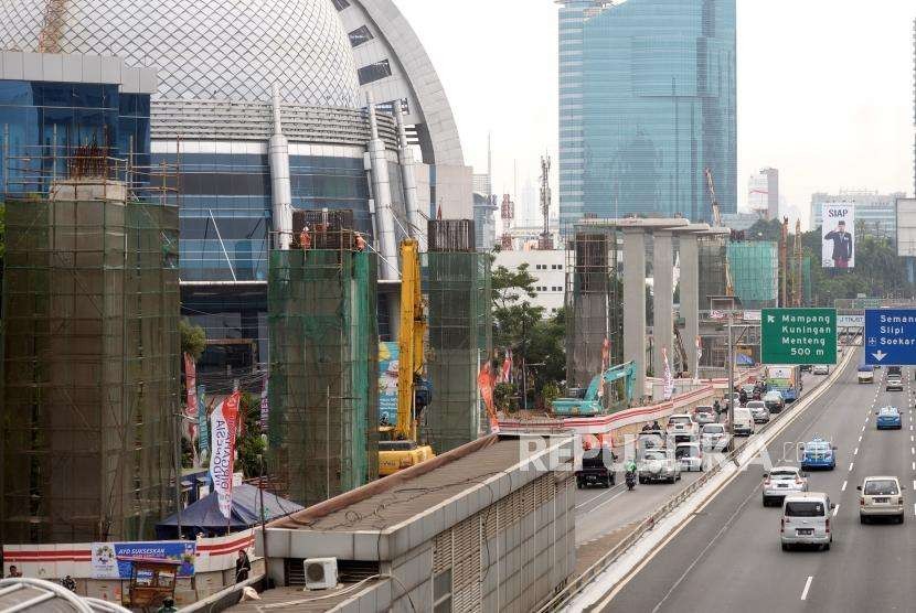 Pertumbuhan Ekonomi Kuartal II. Pembangunan tiang LRT di kawasan Jalan Gatot Subroto, Jakarta, Selasa (7/8).