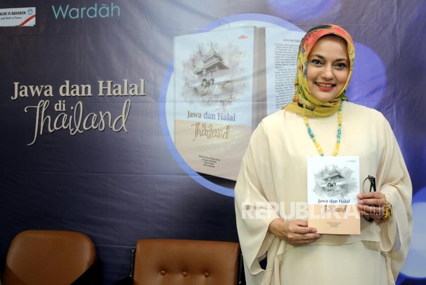 Penulis Buku Jawa dan Halal di Thailand Marissa Haque Fawzi menghadiri launching dan bedah buku Jawa dan Halal di Thailand di Gedung Pusat Dakwah Muhammadiyah, Jakarta, Senin (26/2).