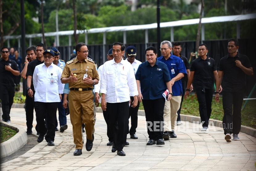 Tinjau Kesiapan Wisma Atlet. Presiden Joko Widodo (tengah) bersama Gubernur DKI Jakarta Anies Baswedan,  dan Ketua INASGOC Erick Thohir (kanan) meninjau kesiapan Wisma Atlet Asian games 2018 di Kemayoran, Jakarta, Senin (26/2).