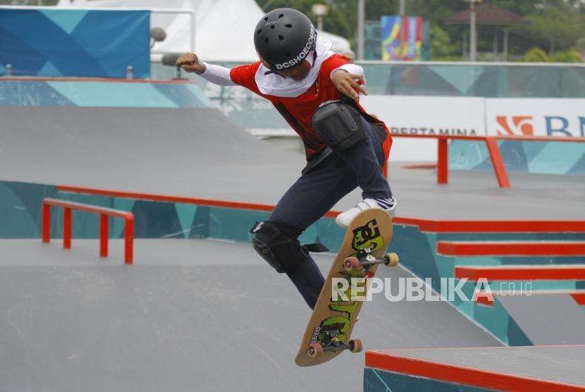 Perunggu dari Skateboard Putri. Atlet Skateboard Putri Indonesia Nyimas Bunga bertanding pada cabang Skateboard nomor Jalan Putri Asian Games 2018 di Komplek Olahraga Jakabaring, Palembang, Rabu (29/8).