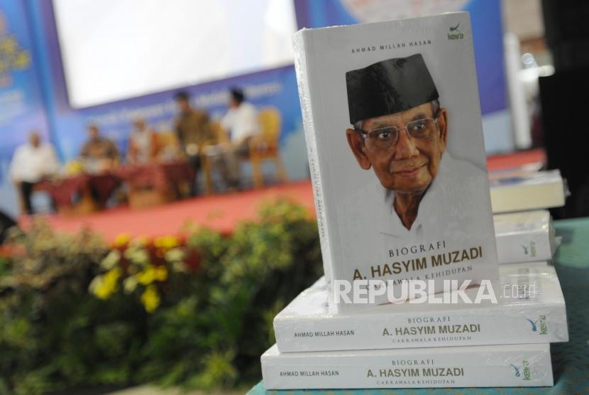Buku biografi KH. Hasyim Muzadi dipajang saat kegiatan bedah buku pada acara Islamic Book Fair 2018 di Jakarta Convention Center, Jakarta, Jumat (20/4).