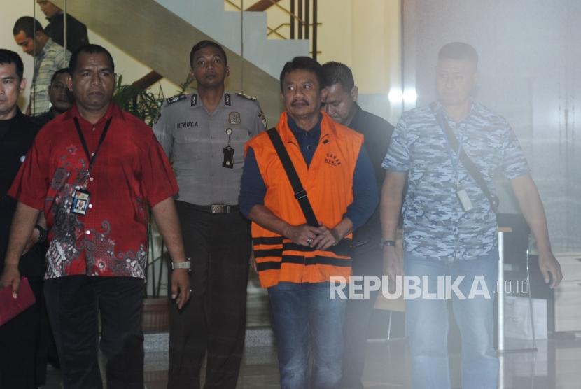 Bupati Jombang Nyono Suharli Wihandoko  memakai rompi orange berjalan usai dilakukan pemeriksaan 1x24 jam di kantor KPK, Jakarta, Ahad (4/2).