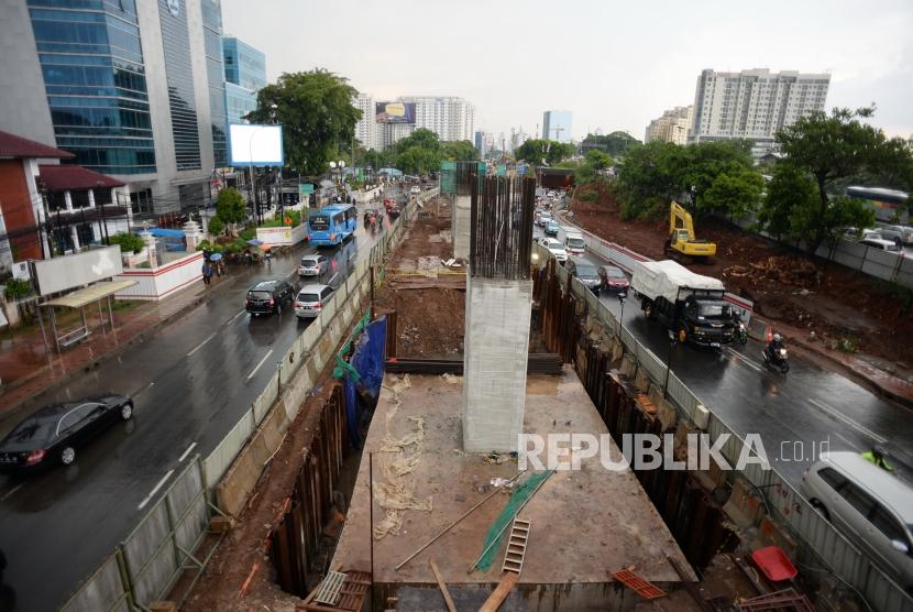  Pengerjaan proyek LRT di Kawasan Cawang, Jakarta.