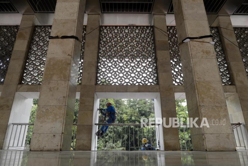 Sejumlah pekerja saat menyelesaikan proyek renovasi Masjid Istiqlal, Jakarta, Sabtu (20/7).
