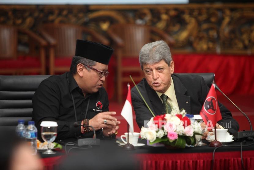 Duta Besar Palestina untuk Indonesia Zuhair Saleh Muhammad Al-Shun (kanan)