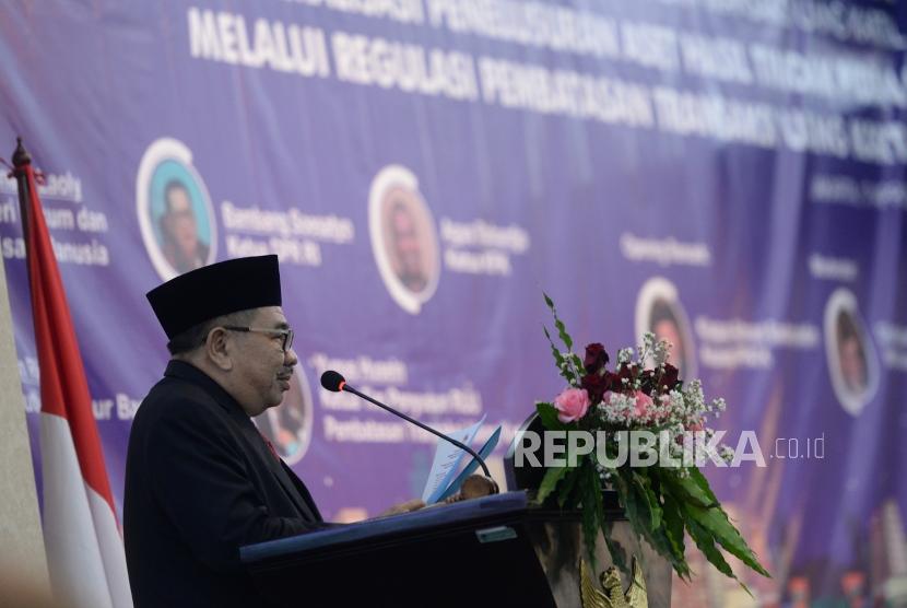 Kepala PPATK Kiagus Ahmad Badaruddin memberikan sambutan saat pembukaan Diseminasi RUU Tentang Pembatasan Transaksi uang kartal di Gedung PPATK, Jakarta, Selasa (17/4).