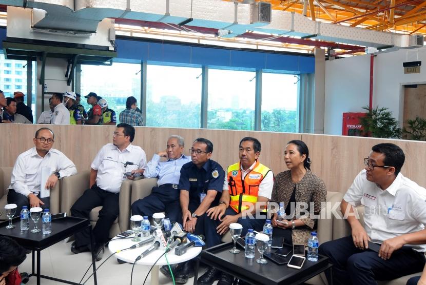 Menteri BUMN Rini Soemarno (kedua kanan) didampingi Dirut PT Railink Heru Kuswano (kanan) menggelar konferensi pers usai mencoba kereta Bandara Soekarno-Hatta di Stasiun BNI City, Menteng, Jakarta Pusat, Selasa (28/11).