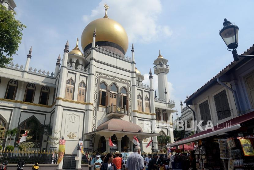 Masjid di Singapura Kembali Gelar Sholat Jumat dan Berjamaah. Foto: Wisatawan menikmati suasana kawasan Masjid Sultan di Kampung Glam, Singapura, Jumat (16/8).
