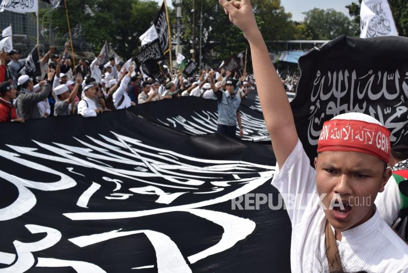 Sejumlah massa mengikuti Aksi Bela Tauhid II didepan Patung Kuda, Monas, Jakarta, Jumat (2/11).