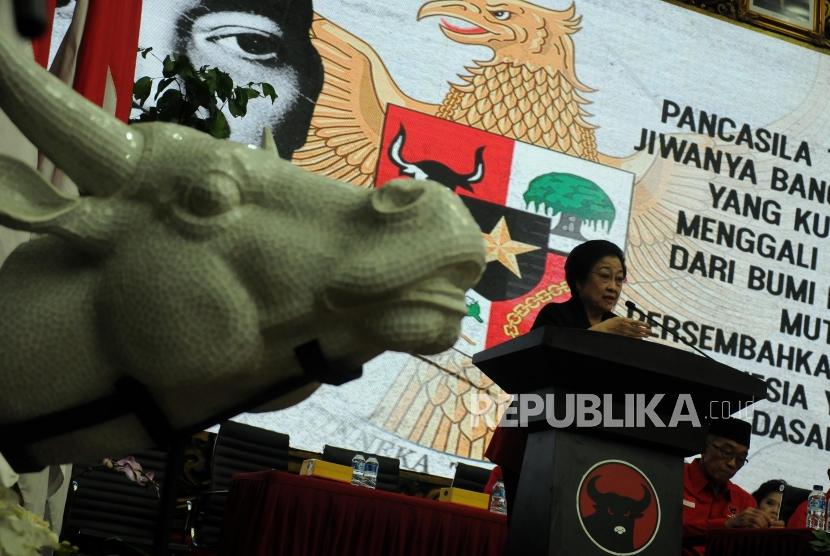 Pengumuman Bakal calon Gubernur PDI Perjuangan. Ketua Umum PDIP Megawati Soekarnoputri menyampaikan pidatonya saat penguuman bakal calon gubernur dan wakil gubernur empat daerah di DPP PDI Perjuangan, Jakarta, Ahad (17/12).