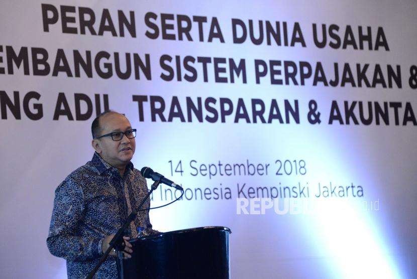 Ketua Umum Kamar Dagang Indoensia (KADIN) Rosan P.Roeslni memberikan sambutan dalam seminar nasional di Jakarta, Jumat (14/9).