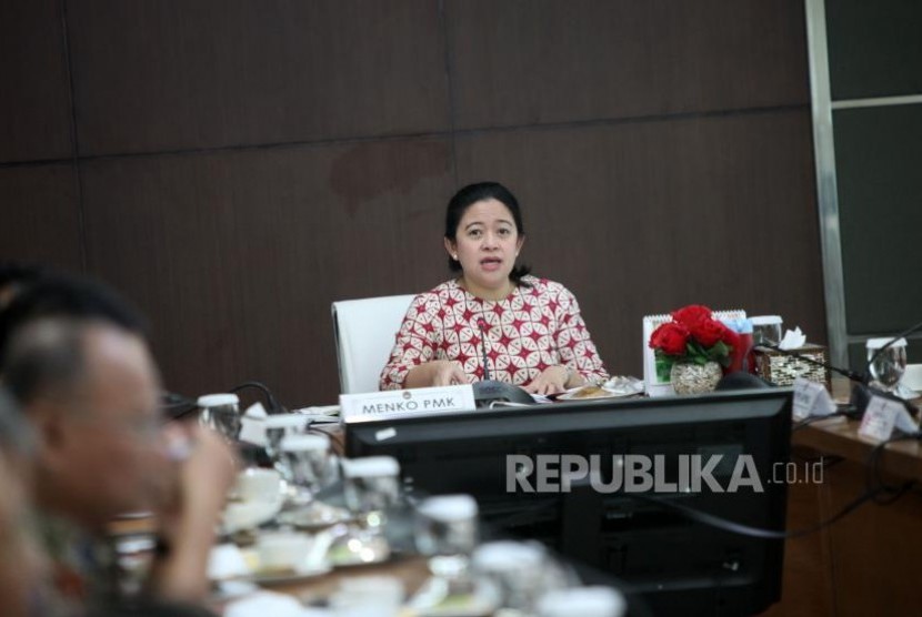 Menteri Koordinator bidang Pembangunan Manusia dan Kebudayaan (Menko PMK) Puan Maharani memimpin rapat koordinasi tingkat menteri di Gedung Kemenko PMK, Jakarta, Senin (6/11).