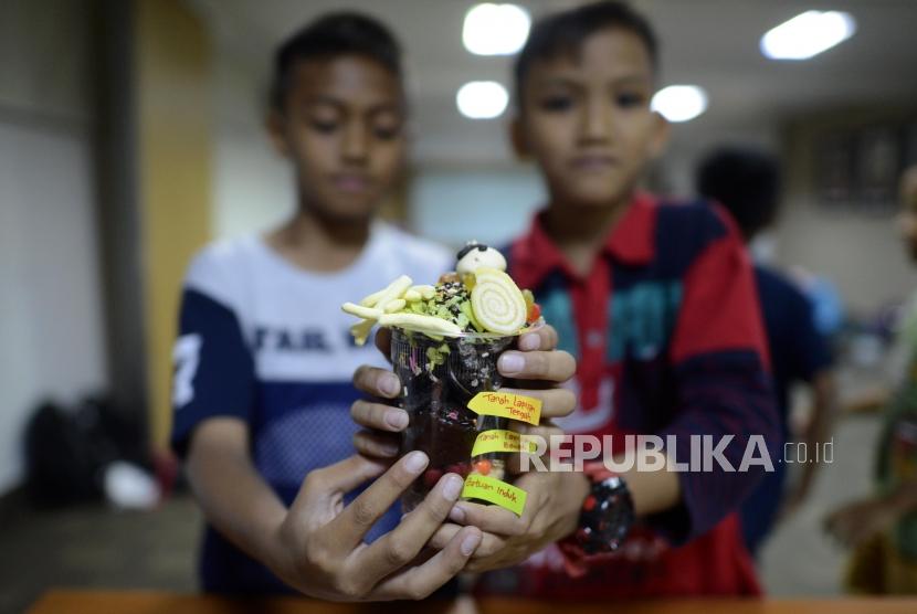 Sejumlah anak-anak melaksanakan kegiatan Fun Science di Kantor Republika, Jakarta, Sabtu (20/7).