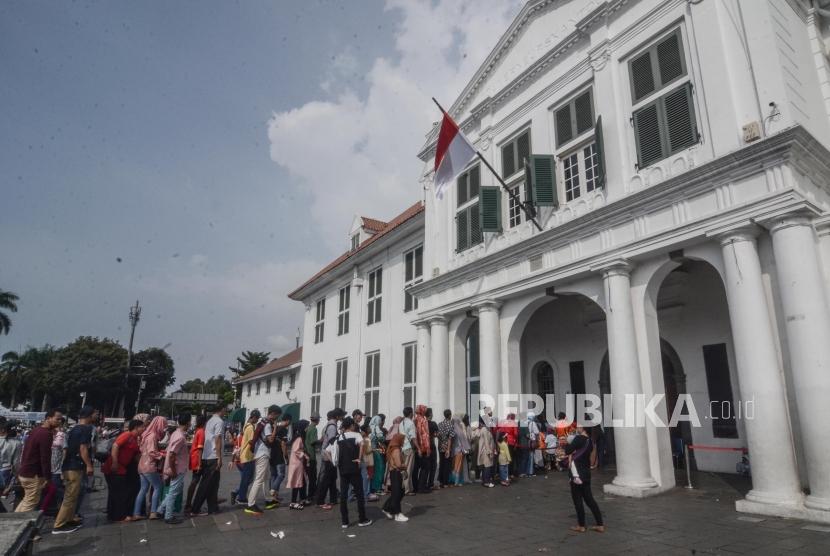 Liburan di Kota Tua.Sejumlah masyarakat mengantre untuk memasuki museum Fatahillah di kawasan Kota Tua, Jakarta Barat, Jum’at (7/6).