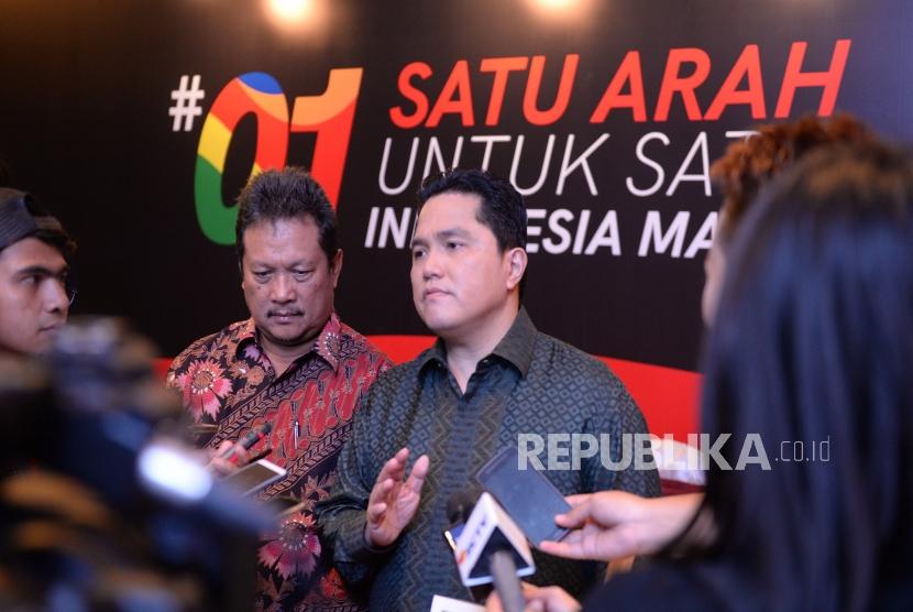 Dari Seniman Untuk 01. Ketua TKN Jokowi-Maruf Amin, Erick Thohir menjawab pertanyaan wartawan usai membuka Pameran Satu Arah untuk Satu Indonesia Maju di Jakarta, Ahad (10/2/2019).