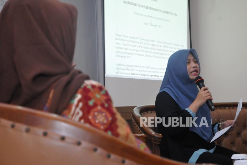 Direktur Eksekutif Perludem Titi Anggraini (kanan) menyampaikan pandangan saat diskusi pilkada di Jakarta, Rabu (29/11).