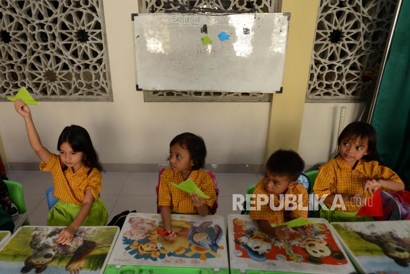 Murid balita di PAUD/ilustrasi. Ikatan Dokter Anak Indonesia merekomendasikan langkah menutup sekolah dulu sementara untuk menghindari penyebaran corona.