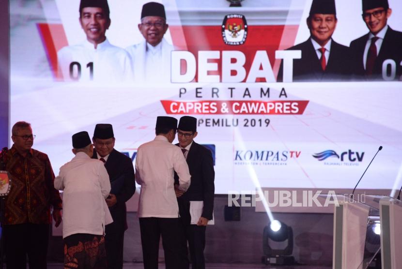 Capres Nomor urut 01 Joko Widodo bersalaman dengan Capres nomor urut 02 Prabowo Subianto usai debat pertama pasangan calon presiden dan wakil presiden pemilu 2019 di Jakarta, Kamis (17/1).