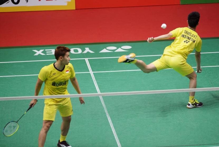 Pasangan ganda putra unggulan pertama asal Indonesia Kevin Sanjaya Sukamuljo (kanan) dan Marcus Fernaldi Gideon (kiri) mencoba mengembalikan shuttlecock kearah lawannya pasangan Thailand Tinn Isriyanet dan Kittisak Namdash dalam babak pertama Indonesia Master di Istora Senayan, Jakarta, Rabu (24/1).